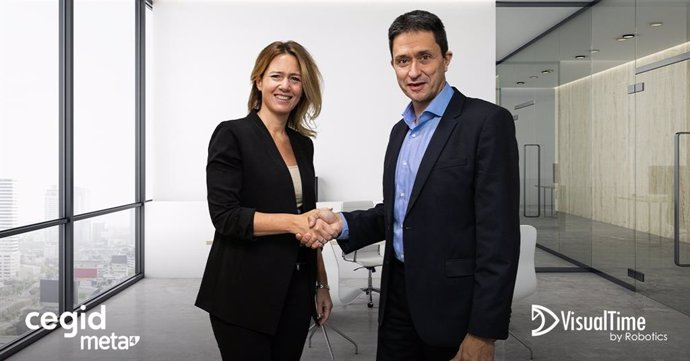 La directora general de Cegid Meta4 en Iberia, Patricia Santoni, y Director General de VisualTime by Robotics, David Arderiu, sellan el acuerdo.
