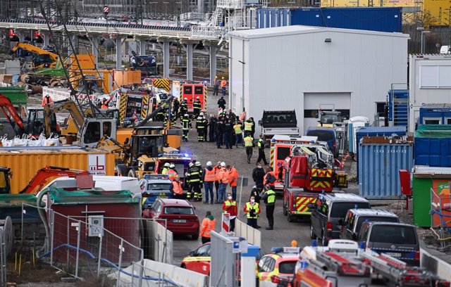 01 December 2021, Bavaria, Munich: Firetrucks, ambulances and policemen operate at the scene after an explosion took place on a Deutsche Bahn construction site, injuring three people. according to the police, the exact cause of the explosion is unclear. P