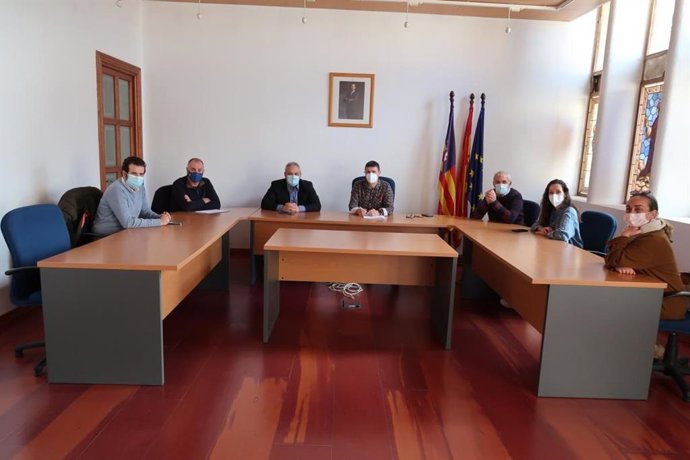 Reunión del conseller de Promoción Económica y Desarrollo Local, Jaume Alzamora, con el alcalde de Art, Manolo Galán.