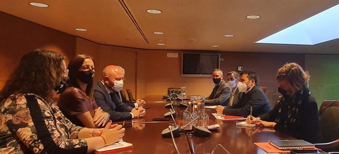 El conseller de Cultura, Vicent Marz, y el presidente y la vicepresidenta de la Diputación de Valencia, Toni Gaspar y Maria Josep Amigó, presentan a representantes de ayuntamientos y diputaciones la propuesta de Consorci Alfons el Magnnim