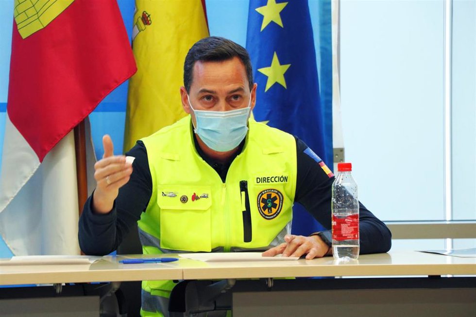 La directora gerente del SESCAM, Regina Leal, presenta al nuevo director de la Gerencia de Urgencias, Emergencias y Transporte Sanitario, Alberto López Ballesteros, en la sede del Sescam.