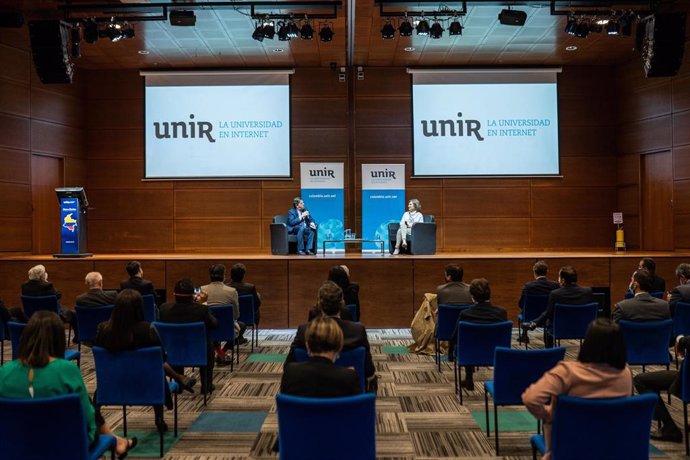 Evento UNIR en Bogotá-Colombia con Cecilia María Vélez, presidenta del Consejo Social de UNIR Colombia, y el periodista Roberto Pombo