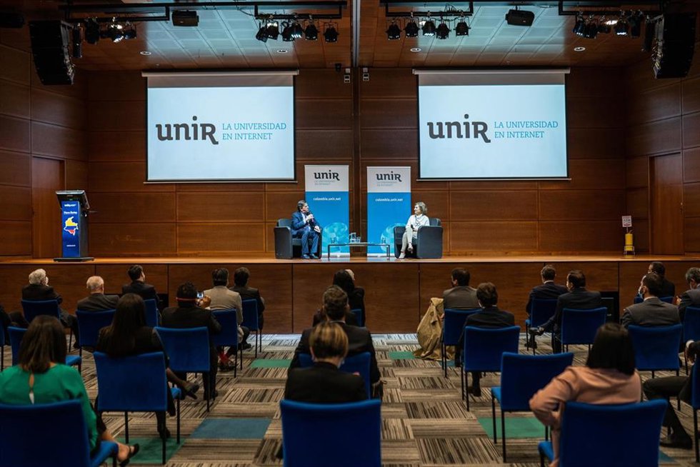 Evento UNIR en Bogotá-Colombia con Cecilia María Vélez, presidenta del Consejo Social de UNIR Colombia, y el periodista Roberto Pombo