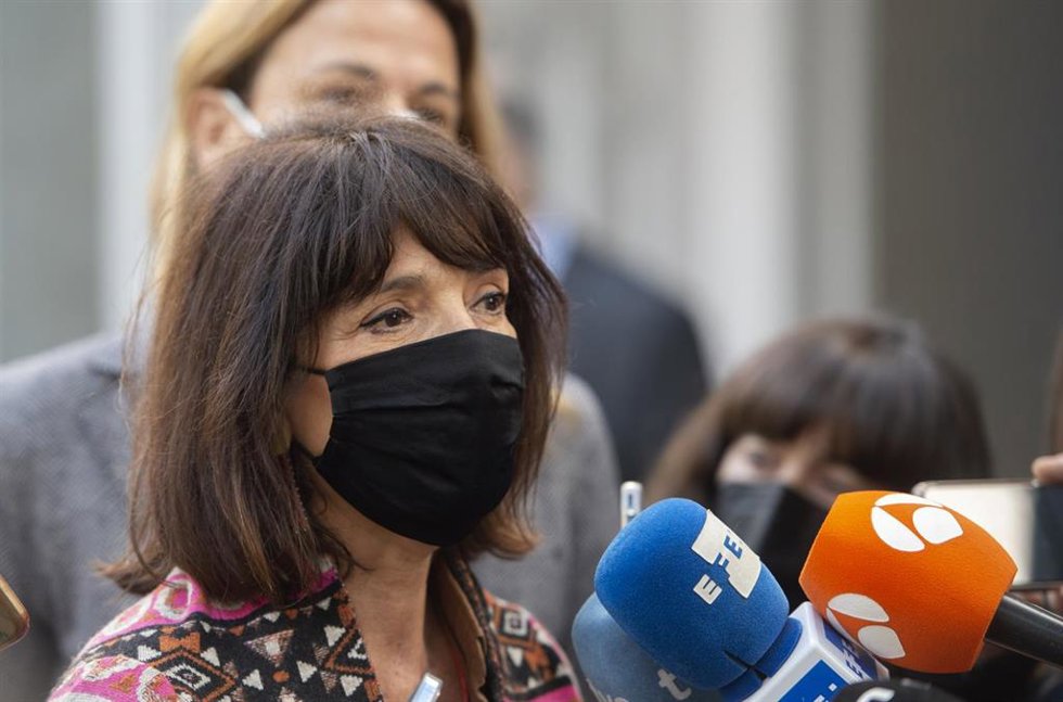 Archivo - La diputada de Junts en el Congreso, Pilar Calvo, responde a los medios a su llegada al Tribunal Supremo por el procés como muestra de apoyo a la exconsejera de Agricultura, Ganadería, Pesca y Alimentación de la Generalitat, a 30 de abril de