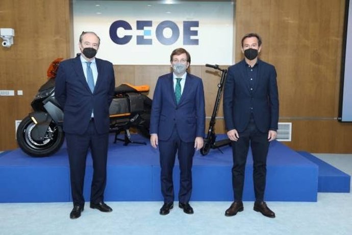 El presidente de CEOE, Antonio Garamendi; el alcalde de Madrid, José Luis Martínez-Almeida y el presidente de BMW España, Manuel Terroba, en la clausura del acto.