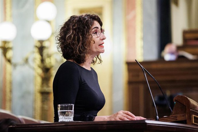 La ministra de Hacienda, María Jesús Montero, interviene en una sesión plenaria en el Congreso de los Diputados, a 23 de noviembre de 2021, en Madrid, (España). El proyecto de Presupuestos Generales del Estado de 2022 afronta a partir de este lunes en e