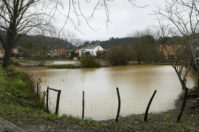 El río Ansón con el caudal muy alto a su paso por Ampuero, a 29 de noviembre de 2021, en Ampuero, Cantabria, (España). La borrasca Arwen ha dejado lluvia constante durante días y grandes nevadas en el norte de la Península. Cantabria, una de las regione