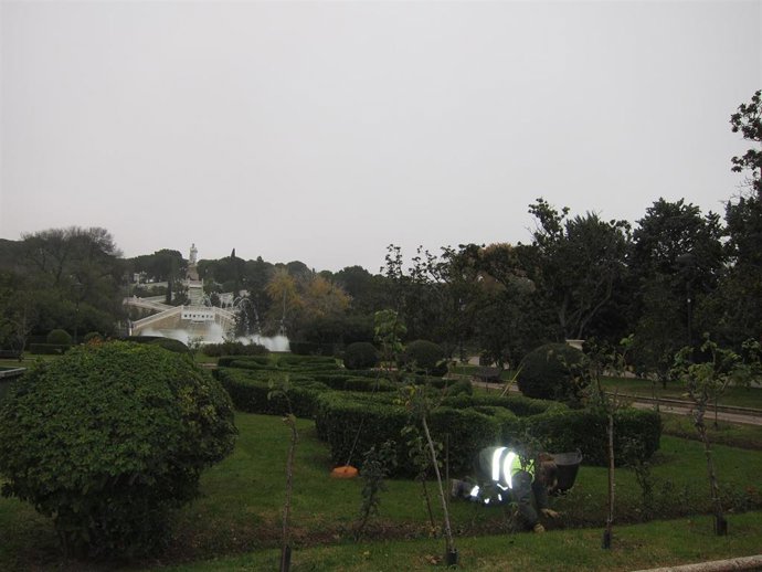 Archivo - Parque Grande De Zaragoza, Batallador, Jardín, Operaria Trabajando