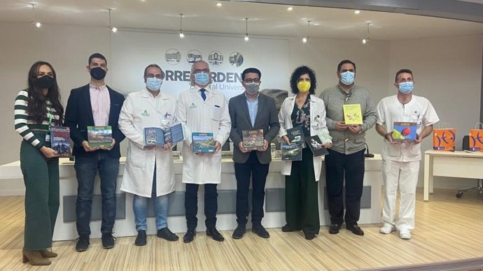 Entrega de los libros del IEA a Torrecárdenas
