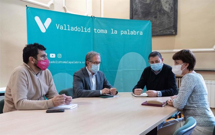 Reunión entre los grupos municipal y provincial de Toma la Palabra en Valladolid.