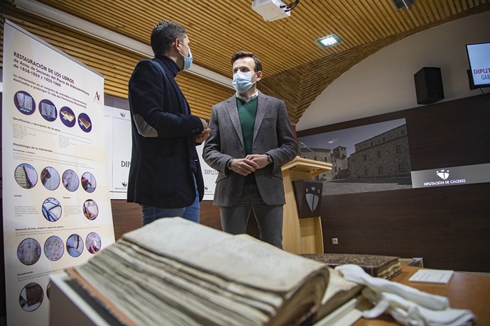 La Diputación de Cáceres restaura dos libros de Actas de Pleno del siglo XIX del Archivo Municipal de Aldeacentenera