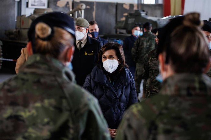 La ministra de Defensa, Margarita Robles, durante una visita a la Brigada de Infantería Acorazada 'Guadarrama' XII, en la Base de 'El Goloso'