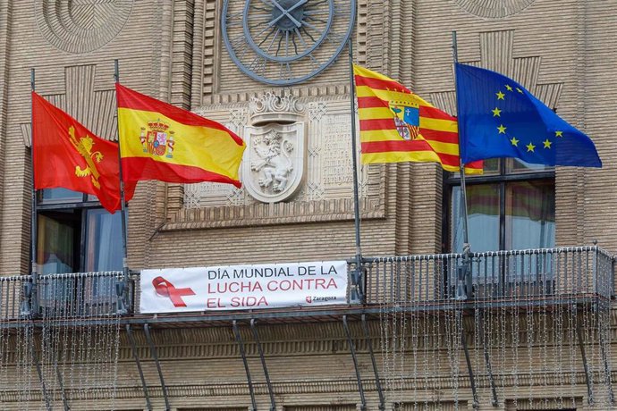 La ciudad rinde homenaje a las personas afectadas por el Sida con una gran pancarta con lazo rojo