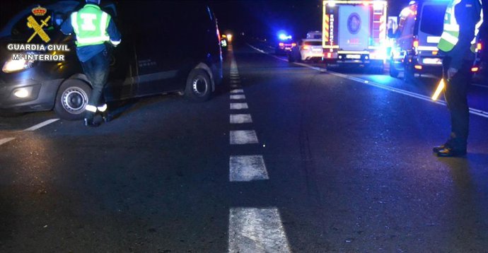 Archivo - Efectivos de la Guardia Civil de Pontevedra en un accidente.