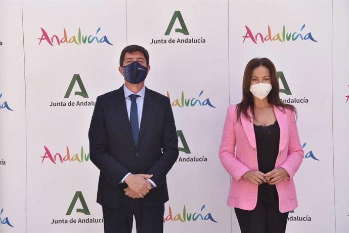 El vicepresidente de la Junta y consejero de Turismo, Regeneración, Justicia y Administración Local, Juan Marín, junto a la delegada de Turismo en Huelva, María Ángeles Muriel.
