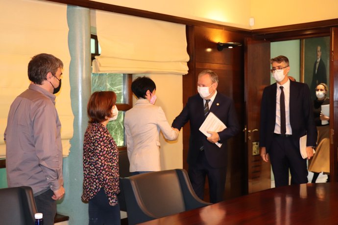 El consejero de Economía y Hacienda, Pedro Azpiazu, recibe a la portavoz parlamentaria de EH Bildu, Maddalen Iriarte, en su segunda reunión para negociar el Presupuesto