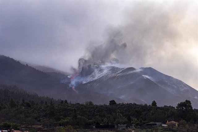 Apertura de nuevos centros de emisión al noreste del cono principal del volcán de La Palma, a 29 de noviembre de 2021, en los Llanos de Aridane, La Palma, Santa Cruz de Tenerife, Canarias, (España). La actividad en el foco efusivo localizado en el flanco 