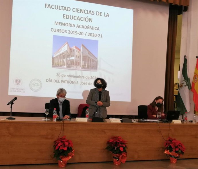 La rectora de la Universidad de Granada, Pilar Aranda, en el centro