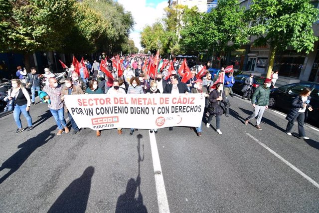Cabeza de la manifestación en apoyo del metal por la avenida de Cádiz.