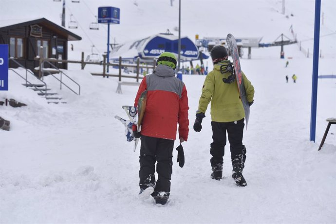Archivo - Esquiadores en la estación de esquí de Astún en el Pirineo aragonés es la única abierta, en Huesca, Aragón (España).