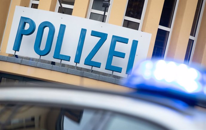 Archivo - 06 November 2020, Lower Saxony, Osnabrueck: A police car park in front of an Osnabrueck police station. German federal investigators conducted dawn raids on Friday on the homes of four young men suspected of links to the Islamist terror attack
