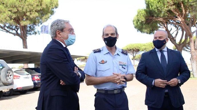 Julio Díaz, parlamentario de Ciudadanos (Cs) por Huelva  y el consejero de Transformación Económica, Rogelio Velasco, junto al general Salom.