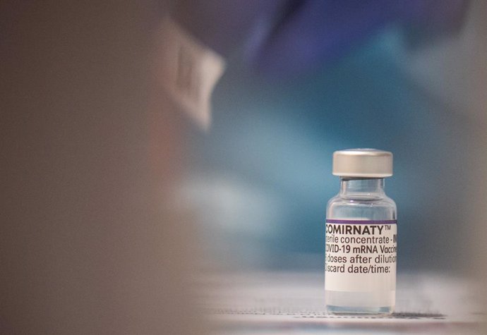 28 November 2021, Rhineland-Palatinate, Kirn: A vial of Biontech's Comirnaty vaccine can be seen at a DRK vaccination campaign. Photo: Boris Roessler/dpa