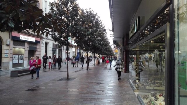 Archivo - Comercios en el centro de Córdoba, en una imagen de archivo.