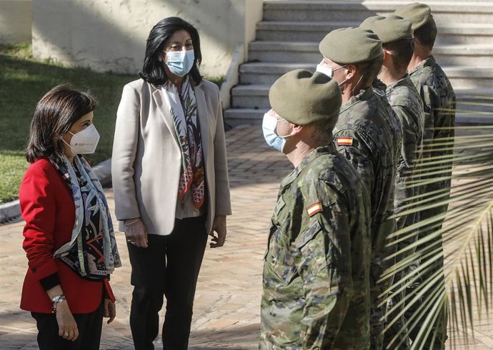 La ministra de Defensa, Margarita Robles (i) y la secretaria de Estado de Defensa, Esperanza Casteleiro (d), saludan a los militares, durante su visita al Regimiento Nuclear, Biológico y Químico Valencia n1 (NBQ Valencia 1)