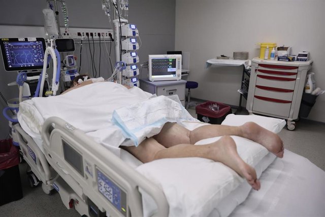 Paciente tumbada en una camilla de la UCI del Hospital Enfermera Isabel Zendal