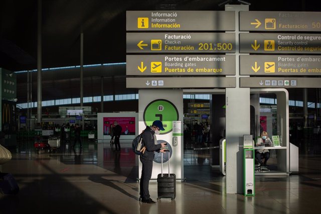Un hombre con una maleta en el aeropuerto de El Prat, a 19 de noviembre de 2021, en Barcelona, Cataluña (España). El aeropuerto de la red Aena es el primer aeropuerto en extensión y tráfico de Cataluña y el segundo aeropuerto con mayor tráfico de España d