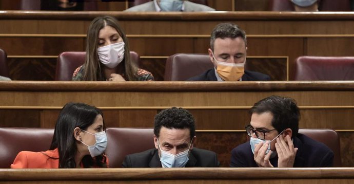La líder de Cs, Inés Arrimadas; y el vicesecretario general y portavoz nacional de Ciudadanos (Cs), Edmundo Bal (c) en una sesión parlamentaria. 