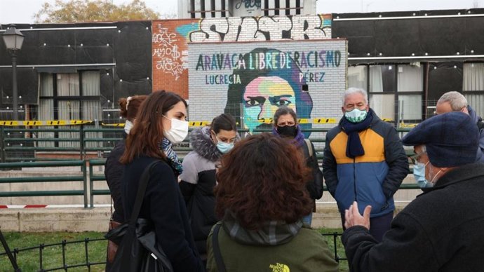 La portavoz de Más Madrid en el Ayuntamiento, Rita Maestre, con vecinos de Aravaca para exigir que el mural dedicado a Lucrecia Pérez se quede donde está