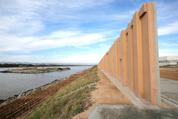 La pantalla instalada frente a la isla del Molí.