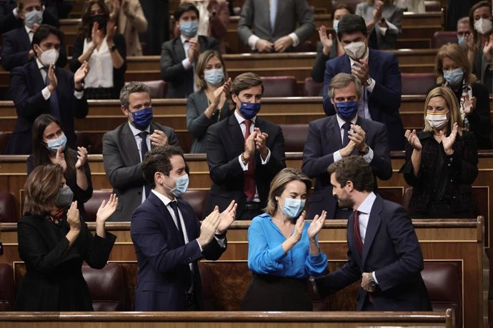 El líder del PP, Pablo Casado es aplaudido en una sesión plenaria en el Congreso de los Diputados, a 10 de noviembre de 2021, en Madrid.