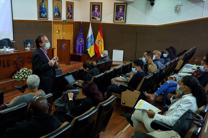 El jefe de sección de Epidemiología del SCS, Amós García Rojas, en una charla en 'CampusÁfrica'
