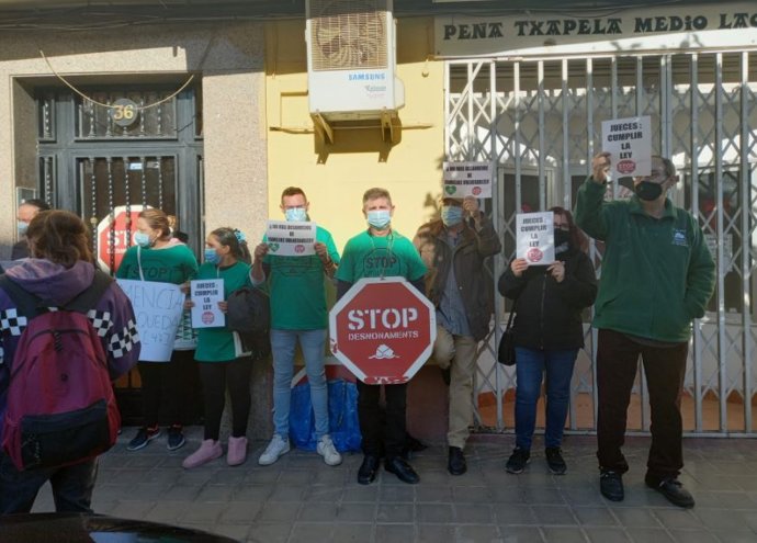 Miembros de la PAH en Mislata.