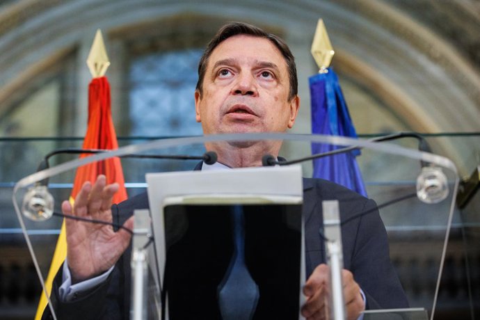 El ministro de Agricultura, Pesca y Alimentación, Luis Planas, ofrece una rueda de prensa después de su reunión con responsables de los distintos eslabones de la cadena alimentaria, en la sede del Ministerio, a 29 de noviembre de 2021, en Madrid (España