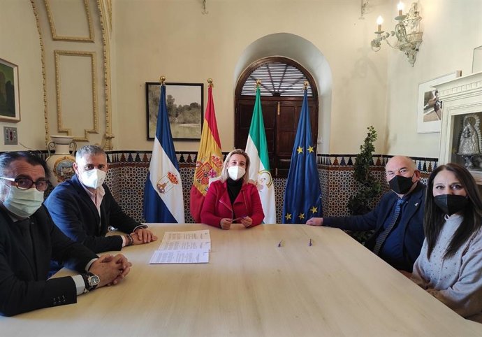 El Ayuntamiento de Alcalá de Guadaíra ha firmado este miércoles un convenio de colaboración específico con la Cabalgata de los Reyes Magos de Silos para la realización de obras de reforma en su sede.