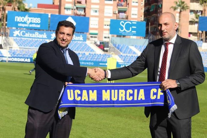 El concejal de Cultura, Turismo y Deportes, Pedro García Rex, y el director de Relaciones Institucionales del UCAM, José Luis Mendoza García.