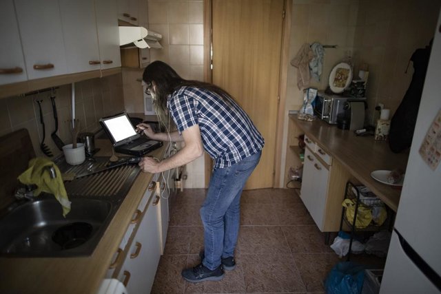 Archivo - Raul Sainz-Ezkerra teletrabajando desde su casa con un portátil, en Madrid (España), a 11 de septiembre de 2020. 