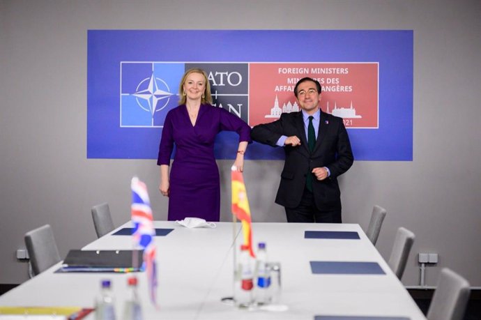 El ministro de Asuntos Exteriores, UE y Cooperación, José Manuel Albares, y su homóloga británica, Liz Truss