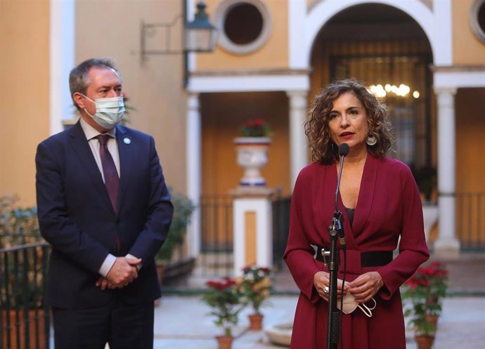 El alcalde de Sevilla y secretario general del PSOE-A, Juan Espadas, y la ministra de Hacienda, María Jesús Montero, este miércoles en un acto en la ciudad.