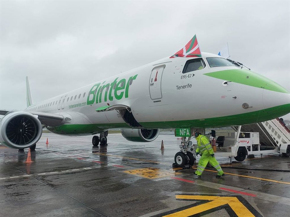 Un avión de la aerolínea Binter en el aeropuerto de San Sebastián