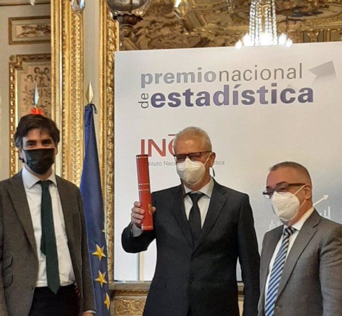 El INE entrega el Premio Nacional de Estadística 2021 a Wenceslao González