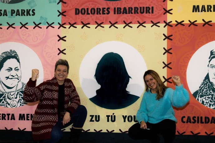 La actiz Itziar Ituño junto a la autora del mural feminista Aitziber Ibarguen