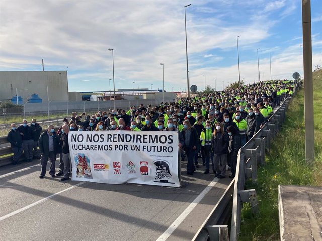 Manifestació d'un miler de treballadors de Nissan davant el Consorci de la Zona Franca de Barcelona 