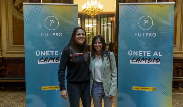 La futbolista Andrea Pereira y la abogada y fundadora de FUTPRO Amanda Gutiérrez, en la presentación del sindicato en Barcelona