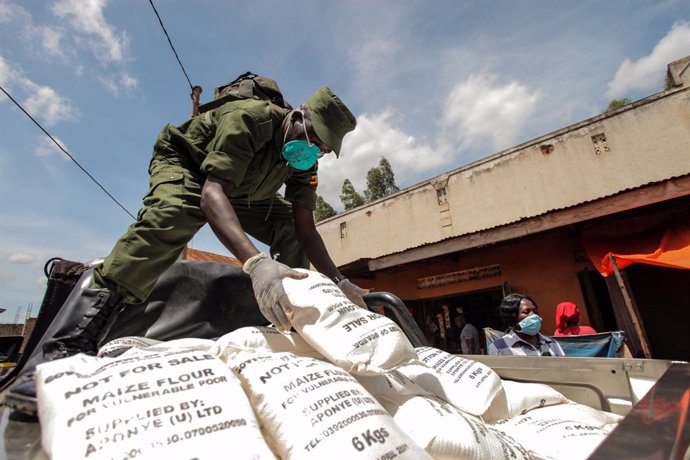 Archivo - (200404) -- KAMPALA, April 4, 2020 (Xinhua) -- A military officer arranges bags of maize flour during the relief food distribution in Kampala, capital of Uganda, April 4, 2020. Uganda on Saturday started relief food distribution to about 1.5 m