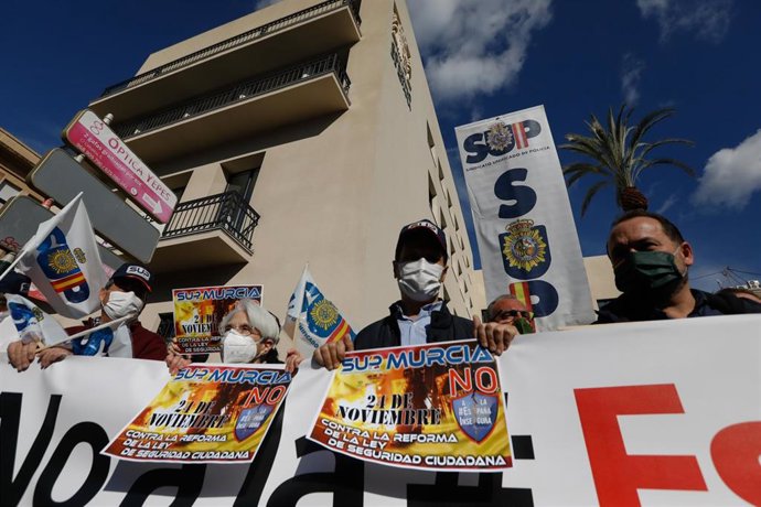 Varias personas con carteles del sindicato SUP de Murcia, participan en una concentración contra la reforma de la Ley Mordaza, frente a la Delegación del Gobierno, a 24 de noviembre de 2021, en Madrid, (España)